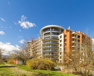 Тристаен апартаментИзток