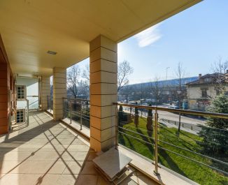 Тристаен апартаментИзток